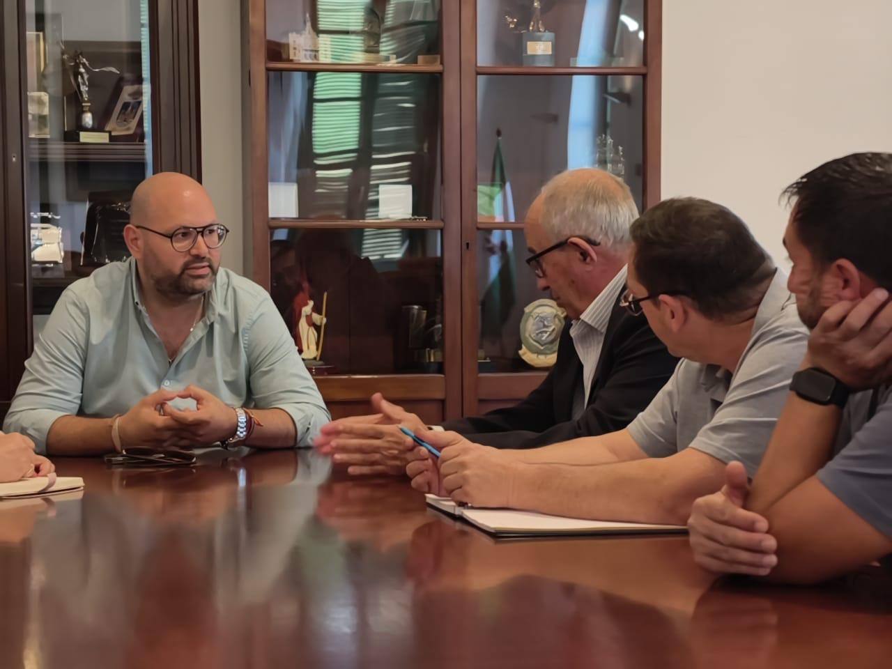 Imagen de la noticia: El Ayuntamiento coordina con los belenistas la Navidad de El Puerto