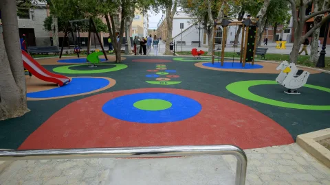 Imagen de la noticia: El parque infantil de la Plaza de España reabre con juegos nuevos