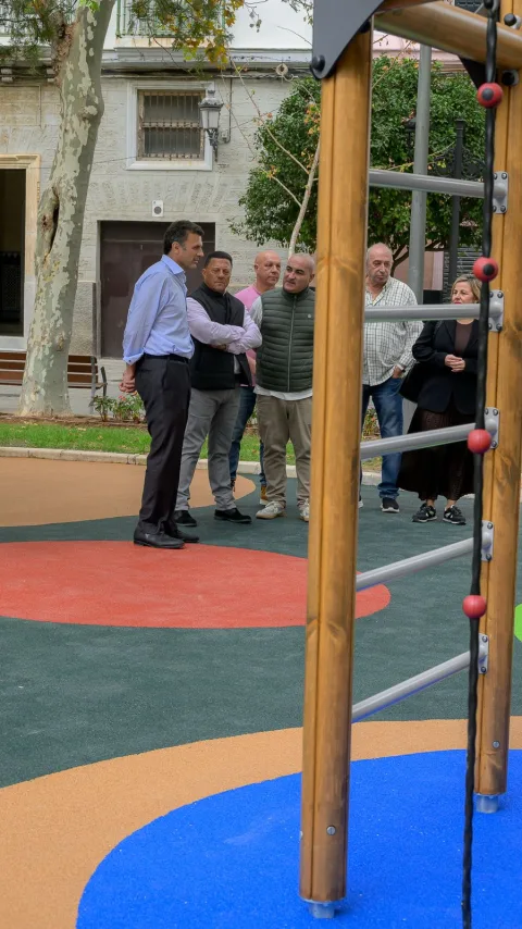 Imagen de la noticia: El parque infantil de la Plaza de España reabre con juegos nuevos
