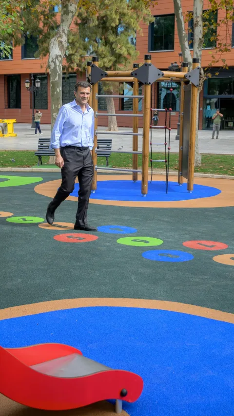 Imagen de la noticia: El parque infantil de la Plaza de España reabre con juegos nuevos