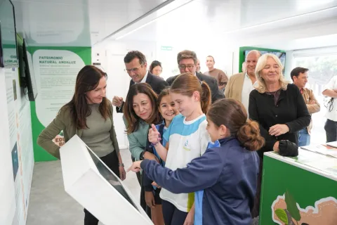 Imagen de la noticia: El EducaBus abre en Cádiz actividades gratis sobre medio ambiente