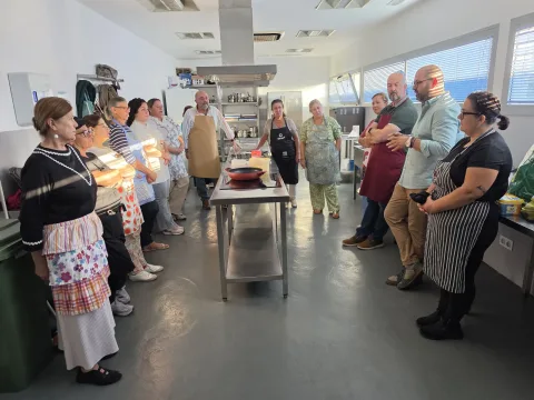 Imagen de la noticia: Quince alumnos aprenden a hacer croquetas en un taller del Centro Cívico