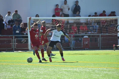 Imagen de la noticia: El Guadiaro pierde 2-0 en Sanlúcar y se queda con 11 puntos