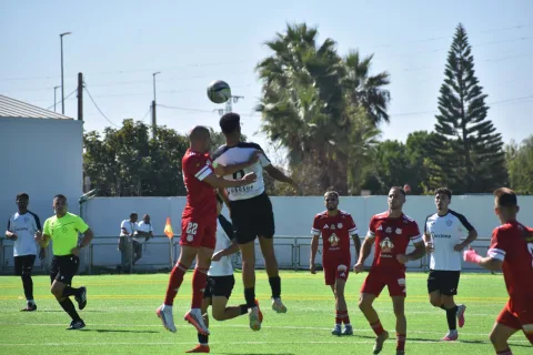 Imagen de la noticia: El Guadiaro pierde 2-0 en Sanlúcar y se queda con 11 puntos