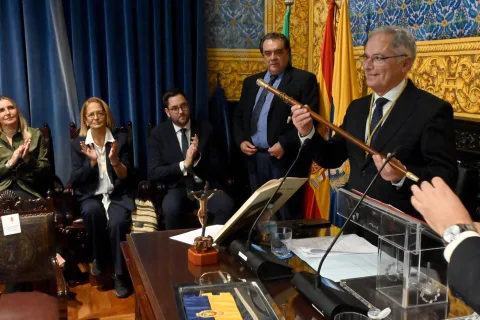 Imagen de la noticia: Muñoz Madrid jura como alcalde de Algeciras y recibe el bastón de mando