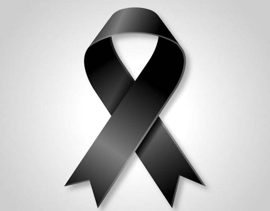 Un lazo negro de duelo sobre un fondo gris claro.